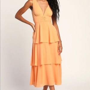 Lulu’s light orange tiered midi dress